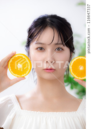 美麗形象橙色年輕女子肖像 美麗形象橙色年輕女子肖像 116647337