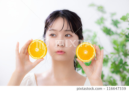 美麗形象橙色年輕女子肖像 美麗形象橙色年輕女子肖像 116647339