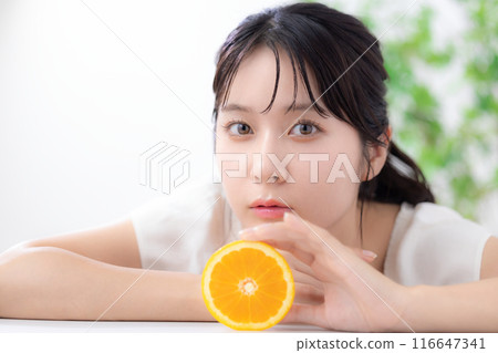 美麗形象橙色年輕女子肖像 美麗形象橙色年輕女子肖像 116647341
