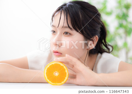 美麗形象橙色年輕女子肖像 美麗形象橙色年輕女子肖像 116647343