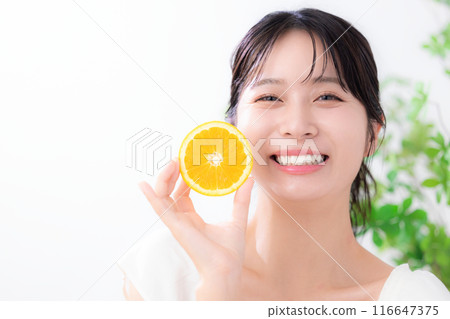 美麗形象橙色年輕女子肖像 美麗形象橙色年輕女子肖像 116647375