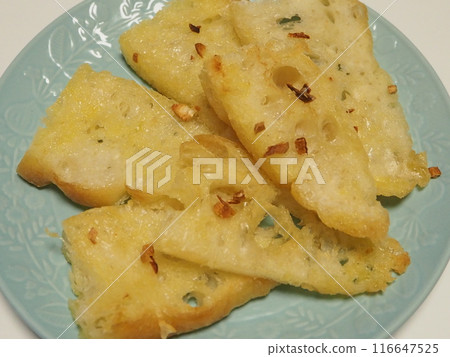 蒜蓉吐司配自製麵包，老婆做的家常飯菜，在家享用晚餐，幸福的一家人 116647525