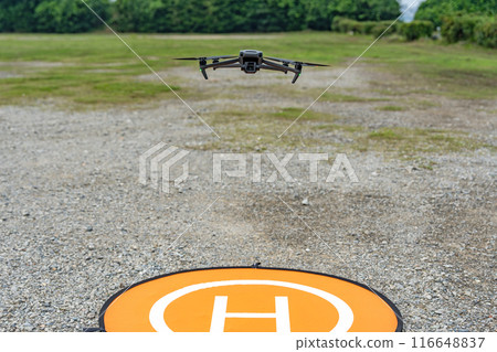 Hovering drone and landing pad 116648837