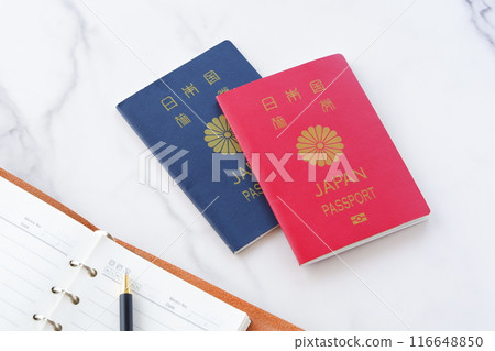 Prepare a Japanese passport (general passport for 10 years red and general passport for 5 years dark blue) and plan an overseas trip 116648850