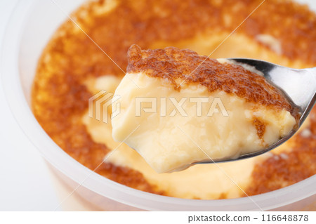 用湯匙舀出的烤布丁的特寫 用湯匙舀出的烤布丁的特寫 116648878