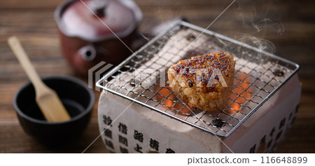 Make grilled rice balls on a charcoal grill 116648899