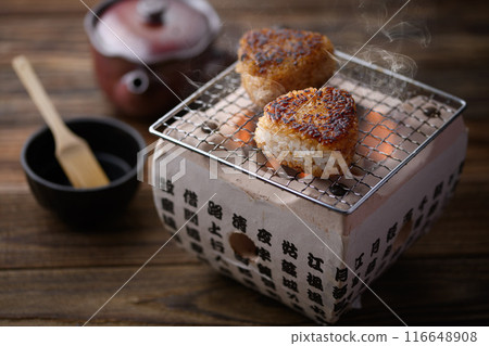 在炭烤架上製作烤飯糰 在炭烤架上製作烤飯糰 116648908