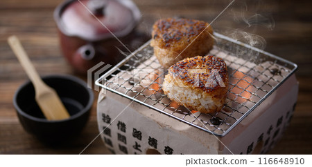 Make grilled rice balls on a charcoal grill 116648910