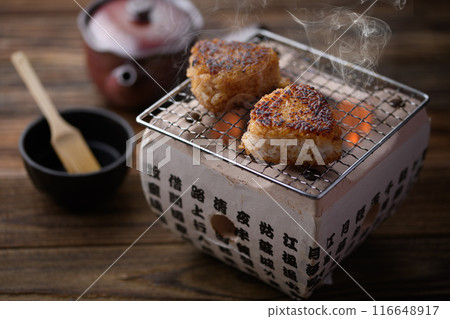 Make grilled rice balls on a charcoal grill 116648917