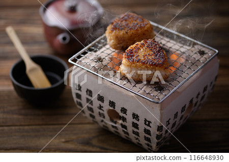在炭烤架上製作烤飯糰 在炭烤架上製作烤飯糰 116648930