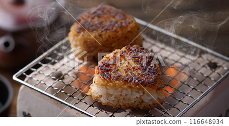 在炭烤架上製作烤飯糰 116648934
