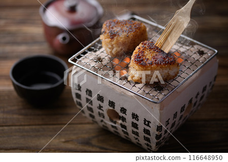 Make grilled rice balls on a charcoal grill 116648950