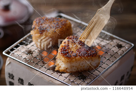 Make grilled rice balls on a charcoal grill 116648954