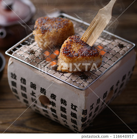 Make grilled rice balls on a charcoal grill 116648957