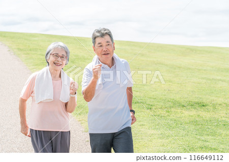 老年夫婦(老年、男性和女性)在公園散步和有氧運動 老年夫婦(老年、男性和女性)在公園散步和有氧運動 116649112