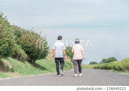 老年夫婦(老年、男性和女性)在公園散步和有氧運動 老年夫婦(老年、男性和女性)在公園散步和有氧運動 116649122