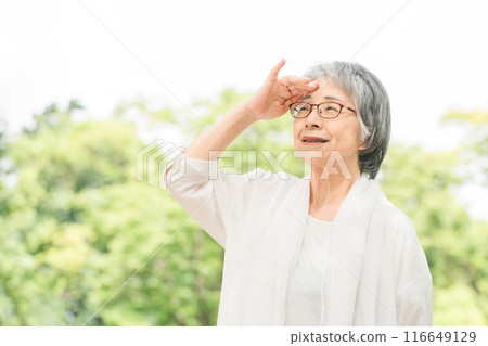 新鮮綠色公園裡微笑的高級女性 116649129