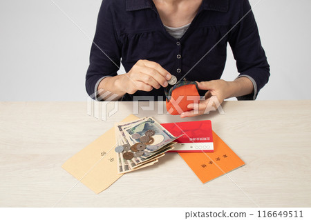 Image of pension book and money 116649511