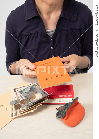 Image of pension book and money 116649515