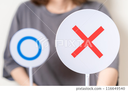 一個女人拿著一盤恥辱 一個女人拿著一盤恥辱 116649540