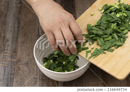 切韭菜 切菜板 刀 製作韭菜碗 116649734