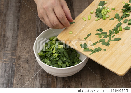 切韭菜 切菜板 刀 製作韭菜碗 116649735