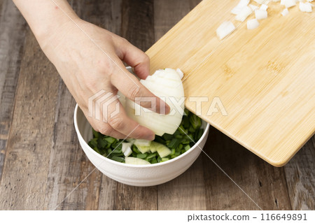 切洋蔥，切板，刀，製作香蔥碗 116649891