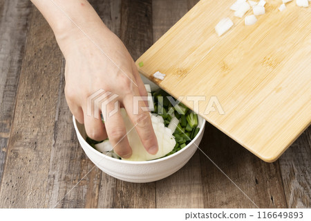 切洋蔥，切板，刀，製作香蔥碗 116649893