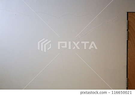 Cracked Textured white Wall Background 116650021