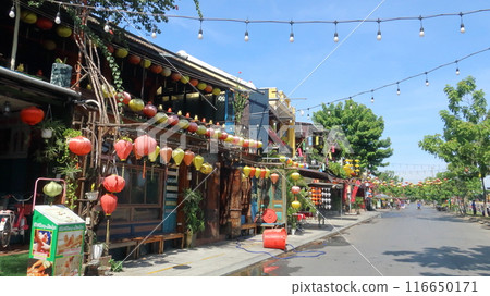 越南中部旅遊勝地會安市安會島的一條餐廳林立的街道 越南中部旅遊勝地會安市安會島的一條餐廳林立的街道 116650171