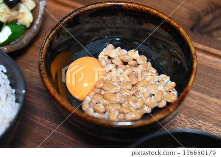 美味的日式早餐:雞蛋和納豆 美味的日式早餐:雞蛋和納豆 116650179