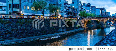 中島川和眼鏡橋的夜景照明全景[長崎市] 116650340