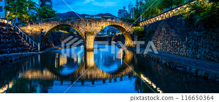 中島川和眼鏡橋的夜景照明全景[長崎市] 116650364