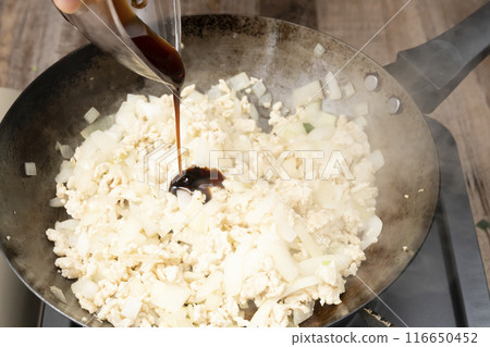 Fry onions and minced meat to make chive rice bowl Fry onions and minced meat to make chive rice bowl 116650452