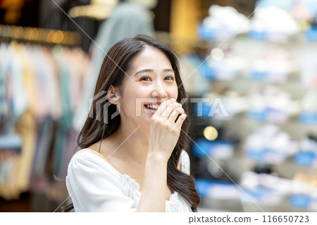 一個年輕的女人帶著微笑 116650723