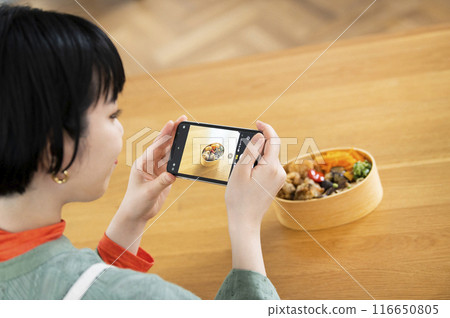 Young woman taking a photo of her lunch 116650805