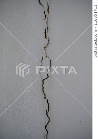 Cracked wall after an earthquake Cracked wall after an earthquake 116651413