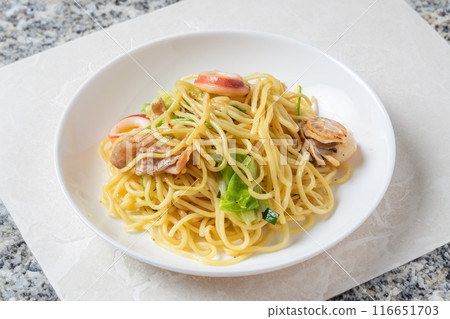 bami phad thai (Thai fried noodles) 116651703