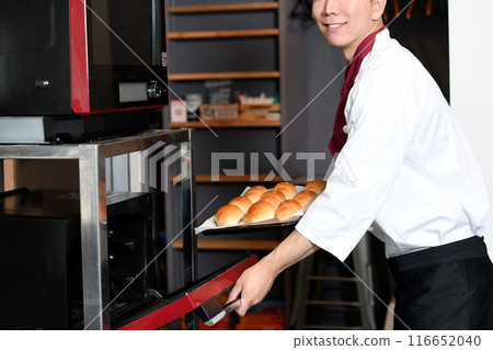 年輕人在廚房的烤箱裡做麵包 116652040