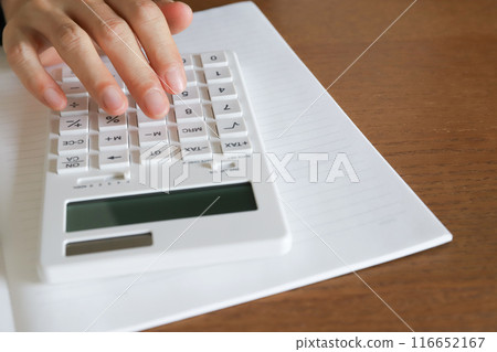 Hands to use the calculator 116652167