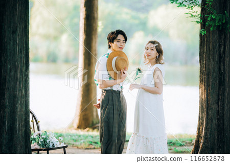 新娘和新郎在野餐時進行預拍照 新娘和新郎在野餐時進行預拍照 116652878