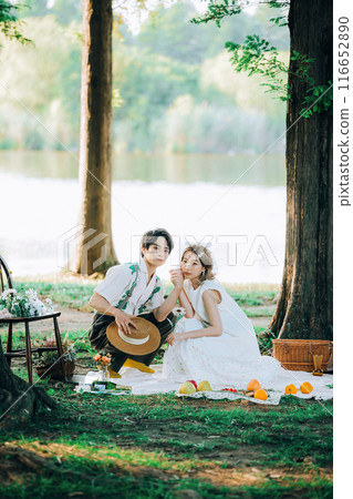 新娘和新郎在野餐時進行預拍照 116652890