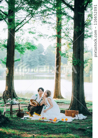 新娘和新郎在野餐時進行預拍照 116652891