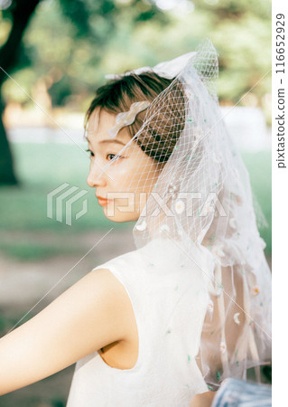 Bride and groom having pre-wedding photos while having a picnic 116652929