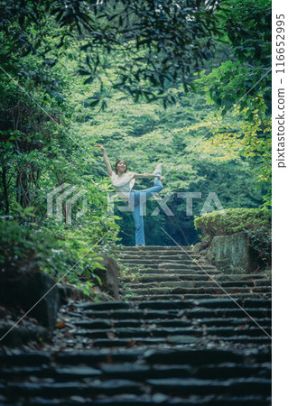 A woman excited by the natural greenery 116652995