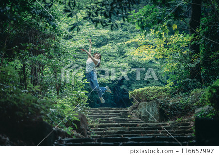 一個女人被大自然的綠色包圍而興奮 一個女人被大自然的綠色包圍而興奮 116652997