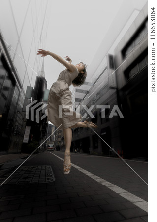 在城市裡跳舞的孤獨女子的心靈風景 在城市裡跳舞的孤獨女子的心靈風景 116653064