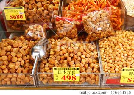日本幹扇貝在西部Tokusuke的一家乾食店出售。最高等級是日本和昂貴 日本幹扇貝在西部Tokusuke的一家乾食店出售。最高等級是日本和昂貴 116653566