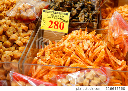 香港德輔道西一家乾糧店出售的蝦米。價格因產地和大小而異。 116653568