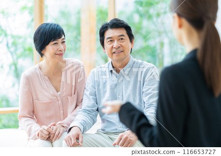 A middle-aged couple consulting with a consultant 116653727